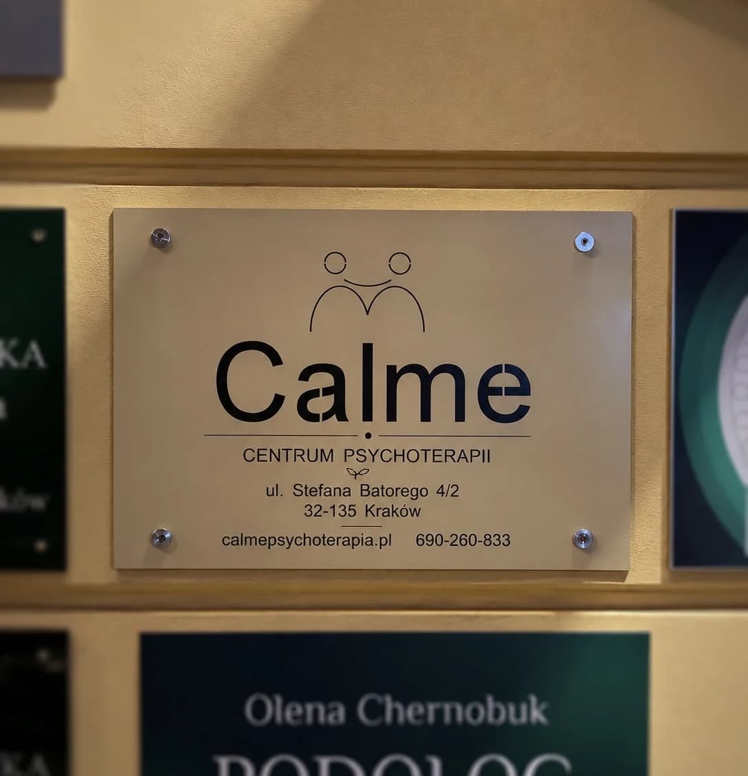 Szyld i wejście do Centrum Psychoterapii Calme przy Batorego 4/2